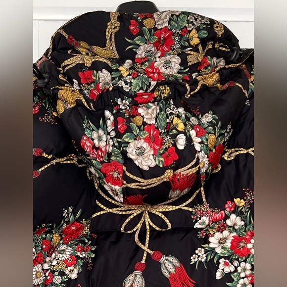 GUCCI Padded Cape Coat With Flowers And Tassels Size 4 US - Picture 9 of 11